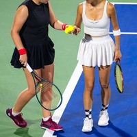 Di berbagai pertandingan, Jelena Ostapenko sering menerapkan setelan tenis dengan rok ruffle bernuansa monokrom.Foto: Instagram @jelena.ostapenko