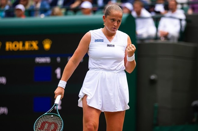 Insiden itu sendiri dilatarbelakangi perubahan aturan berbusana sejak 2023. Sebelumnya All England Club memberlakukan aturan berpakaian serba putih. Namun aturan itu boleh dilanggar bagi pemain wanita untuk memakai celana pendek berwarna gelap karena kekhawatiran mereka sedang menstruasi.Foto: Instagram @jelena.ostapenko 