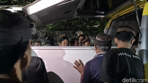Jenazah korban tenggelam KMP Tunu Pratama Jaya, I Kadek Oka, akhirnya tiba di rumah duka di Banjar Nesa, Kecamatan Banjarangkan, Klungkung, Bali, pada Selasa (8/7/2025). (Ni Komang Ayu Leona Wirawan)