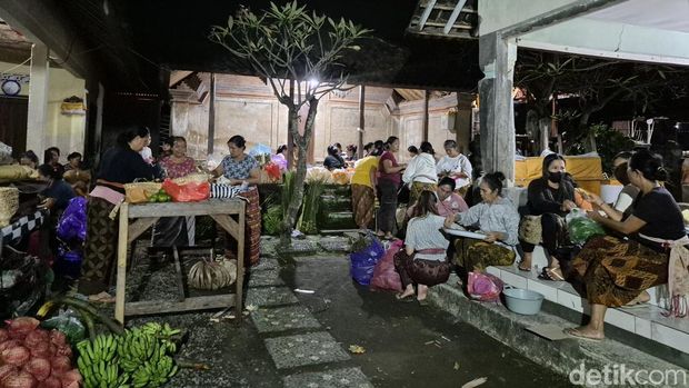 Jenazah korban tenggelam KMP Tunu Pratama Jaya, I Kadek Oka, akhirnya tiba di rumah duka di Banjar Nesa, Kecamatan Banjarangkan, Klungkung, Bali, pada Selasa (8/7/2025). (Ni Komang Ayu Leona Wirawan)
