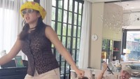 Kelincahan Jessica Iskandar menirukan bocah penari Pacu Jalur membuat si bungsu Hagia terpana di pangkuan El Barack. Foto: dok. Instagram Jessica Iskandar dan Ahsan/detikHOT