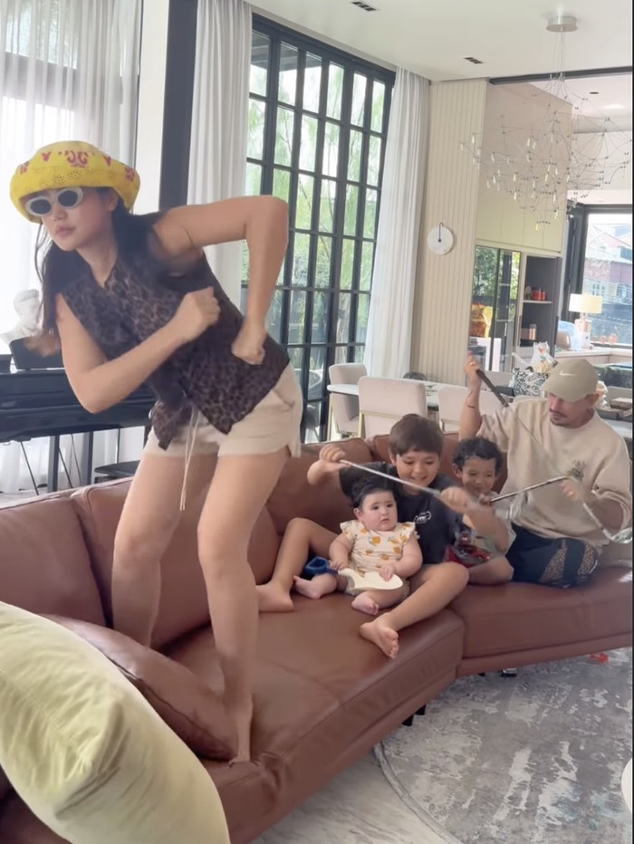 Jessica Iskandar Jessica Iskandar tren bocah penari pacu jalur.