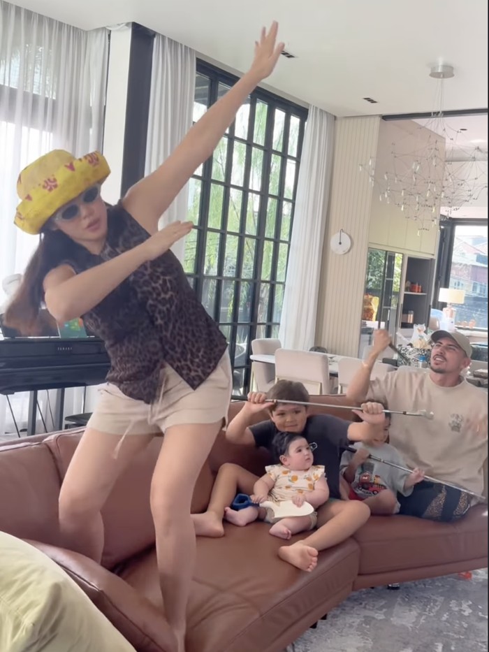 Jessica Iskandar Jessica Iskandar tren bocah penari pacu jalur.