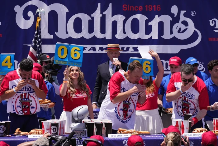 Joey Chestnut dalam kompetisi makan Nathan's Famous Fourth of July Hot Dog Joey Chestnut dalam kompetisi makan Nathan's Famous Fourth of July Hot Dog