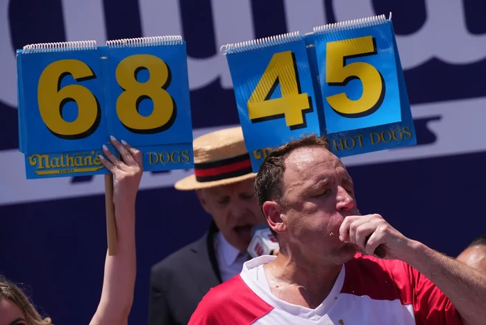 Joey Chestnut dalam kompetisi makan Nathan's Famous Fourth of July Hot Dog Joey Chestnut dalam kompetisi makan Nathan's Famous Fourth of July Hot Dog