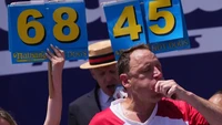 Setelah absen tahun lalu, tahun ini ia kembali ke atas panggung. Joey Chestnut berhasil melahap 70,5 hot dog dalam waktu 10 menit! Kompetisi makan hot dog ini digelar setiap tahun dalam rangka Hari Kemerdekaan Amerika Serikat (4/7). Foto: Adam Gray, Getty Images via USA Today