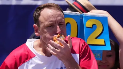 Kenalin Nih! Jagoan Makan yang Mampu Lahap 70,5 Hot Dog dalam 10 Menit