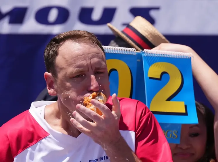 Kenalin Nih! Jagoan Makan yang Mampu Lahap 70,5 Hot Dog dalam 10 Menit