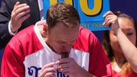 Ya Tuhan, saya grogi, kata pria 41 tahun ini usai meraih kemenangan. Ia mengaku sebenarnya menargetkan makan 70-77 hot dog. Foto: Adam Gray, Getty Images via USA Today