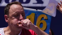 Chestnut bilang awalnya agak kesulitan makan hot dog, tapi akhirnya ia menemukan ritme yang cukup baik. Masih ada tahun depan dan saya senang ada di sini, harap Chestnut akan pencapaiannya yang lebih bagus lagi. Foto: Adam Gray, Getty Images via USA Today