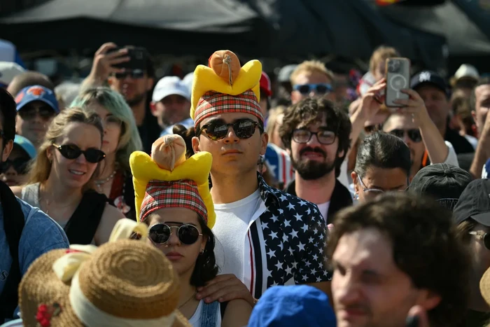 Joey Chestnut dalam kompetisi makan Nathan's Famous Fourth of July Hot Dog Joey Chestnut dalam kompetisi makan Nathan's Famous Fourth of July Hot Dog