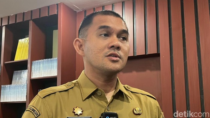 Kadis Pendidikan (Kadisdik) Sumut, Alexander Sinulingga saat diwawancarai. (Finta Rahyuni/detikSumut)
