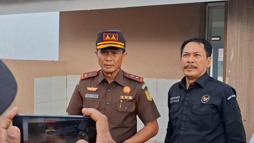 Kajati NTT, Zet Tadung Allo, bersama Komjak RI saat diwawancarai di lokasi perumahan warga eks pejuang Timtim di Desa Oebola Dalam, Kecamatan Fatuleu, Kabupaten Kupang., Selasa (8/7/2025). (Yufengki Bria/detikBali)