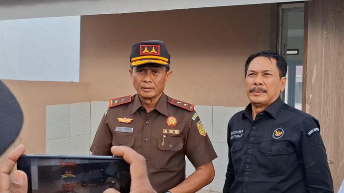 Kajati NTT, Zet Tadung Allo, bersama Komjak RI saat diwawancarai di lokasi perumahan warga eks pejuang Timtim di Desa Oebola Dalam, Kecamatan Fatuleu, Kabupaten Kupang., Selasa (8/7/2025). (Yufengki Bria/detikBali)