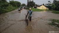 Hujan deras yang mengguyur kawasan hulu sejak semalam memicu luapan Kali CBL (Cikarang Bekasi Laut) dan menyebabkan banjir merendam ruas Jalan Raya Kedung Pengawas, Kecamatan Babelan, Kabupaten Bekasi, Selasa (8/7/2025) pagi.