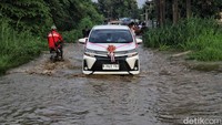 Air kiriman dari wilayah Bogor yang mengalami hujan dengan intensitas tinggi sejak Senin malam mulai memasuki wilayah hilir menjelang subuh.