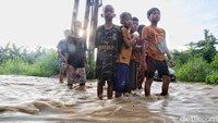 Saluran yang seharusnya menampung air dari hulu tidak mampu menahan debit air yang meningkat drastis, terutama karena sedimentasi dan penyempitan di beberapa titik aliran.