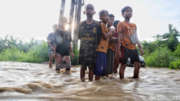 Kali CBL Meluap, Jalan Raya Babelan Bekasi Lumpuh Hujan deras yang mengguyur kawasan hulu sejak semalam memicu luapan Kali CBL (Cikarang Bekasi Laut) dan menyebabkan banjir merendam ruas Jalan Raya Kedung Pengawas, Kecamatan Babelan, Kabupaten Bekasi, Selasa (8/7/2025) pagi.