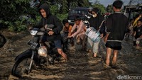 Pantauan di lokasi, genangan air menghambat laju kendaraan baik roda dua maupun roda empat. Sejumlah pengendara nekat menerobos genangan, sementara lainnya memilih memutar arah karena takut mogok.