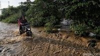 Biasanya kalau hujan lokal saja, air cuma numpang lewat. Tapi ini kiriman dari Bogor, air terus naik dari pagi tadi.