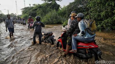 Kali CBL Meluap, Jalan Raya Babelan Bekasi Lumpuh