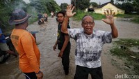 Menurut salah satu warga, banjir kali ini termasuk yang paling parah dalam beberapa bulan terakhir.