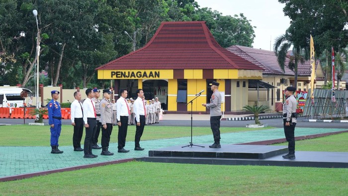 Kapolda Babel Irjen Hendro Pandowo memberikan penghargaan kepada anggota.