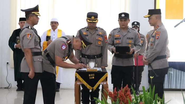 Kapolda Babel Irjen Hendro Pandowo memimpin upacara sertijab perwira menengah (pamen).