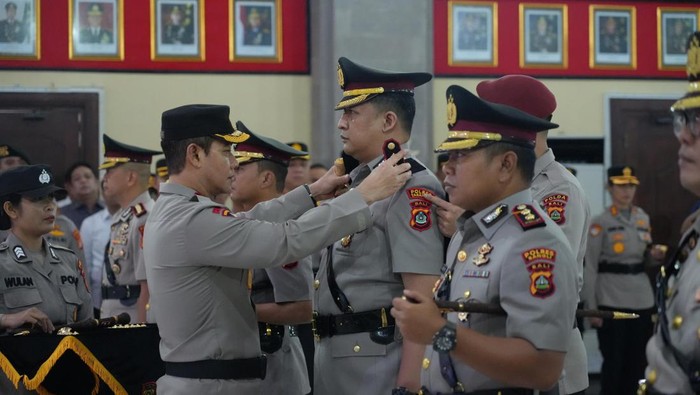 Kapolda Bali, Irjen Daniel Adityajaya, memimpi sertijab sejumlah pejabat utama di Gedung Presisi Polda Bali, Selasa (8/7/2025). (Dok. Polda Bali)