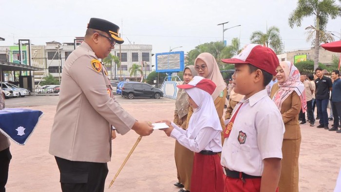 Kapolres Dumai AKBP Hardi Dinata menyampaikan apresiasi kepada polisi cilik yang memenangkan Festival Polisi Cilik, pada Selasa (8/7/2025).