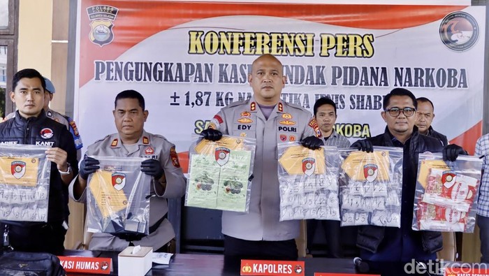 Kapolres Pinrang AKBP Edy Sabhara (tengah) saat merilis kasus narkoba dengan barang bukti 1,8 kg yang hendak diedarkan ke Morowali.
