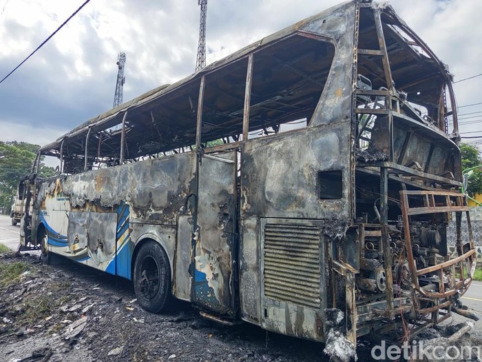 Bus PO Haryanto nopol K 7851 OB yang terbakar di Jalan Raya Jogja-Semarang di Pringsurat Temanggung, Selasa (8/7/2025).