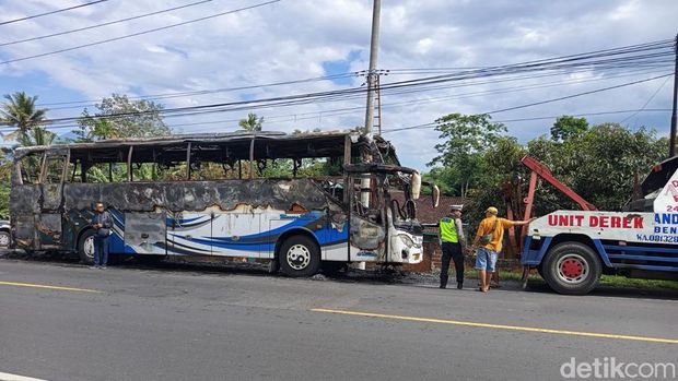 Bus PO Haryanto nopol K 7851 OB yang terbakar di Jalan Raya Jogja-Semarang di Pringsurat Temanggung, Selasa (8/7/2025).