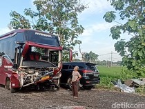 Bus Peziarah Lamongan Tabrak Tronton di Ngawi, Belasan Penumpang Luka