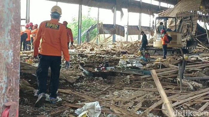 Penampakan kandang ayam yang roboh di Bulusari, Bulakamba, Brebes, Selasa (8/7/2025). Seorang pekerja diduga tertimbun di dalamnya.