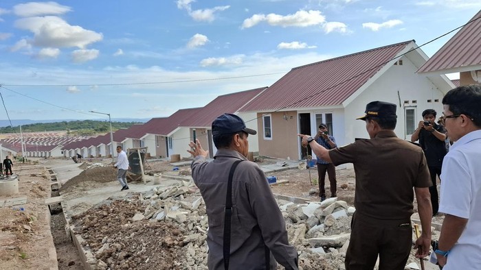 Kejati NTT bersama Komjak RI meninjau kondisi 2.100 rumah eks pejuang Timtim di Desa Oebola Dalam, Kecamatan Fatuleu, Kabupaten Kupang, NTT, Selasa (8/7/2024). (Yufengki Bria/detikBali)