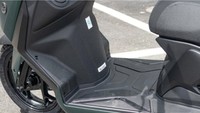 Nah, yang membedakan, Lingchen 007 ini lebih akomodatif lantaran memiliki dek model rata. Beda dengan dek Xmax yang pakai model punuk. Dengan dek yang rata, motor  matic Lingchen 007 tentunya bisa membawa lebih banyak barang di area depan. Foto: 2banh