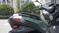 Secara tampilan, bagian muka dan buritan Lingchen 007 ini jelas-jelas terinspirasi dari desain muka dan buritan Xmax yang sporty dan agresif dengan siluet berbentuk huruf X. Bahkan desain bodi samping dan behel 007 pun sangat mirip dengan Xmax. Foto: 2banh