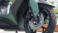 Ya, jika Yamaha Xmax dikenal dengan pilihan mesin 250 cc dan 300 cc, maka  Lingchen 007 ini masih menggunakan mesin 150 cc. Mesin tersebut bisa menghasilkan tenaga puncak 16,3 dk dan torsi maksimum 14,8 Nm. Foto: 2banh