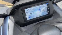 Motor ini juga sudah disematkan panel instrumen digital berupa layar TFT 7 inci. Menariknya, panel instrumen tersebut sudah dibekali fitur pemantau tekanan ban, kamera depan, dan sistem anti maling T-BOX. Foto: 2banh