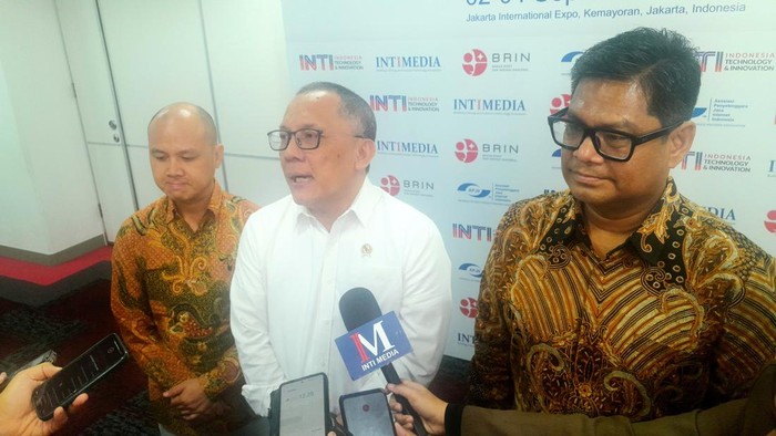 Kepala BRIN, Laksana Tri Handoko (baju putih)  pada kick-off di Gedung BJ Habibie, BRIN, Jakarta, Selasa (8/7/2025)