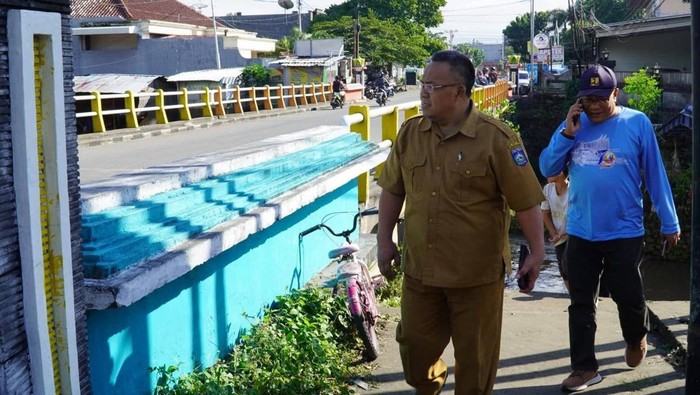Kepala Dinas PUPR NTB Sadimin saat mengecek kondisi jembatan yang diterjang banjir bandang di Mataram. (Dok. PUPR NTB)
