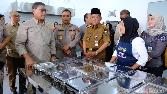 Kepala KSP Letjen TNI (Purn) AM Putranto dan Wagub Jambi Abdullah Sani saat tinjau dapur SPPG