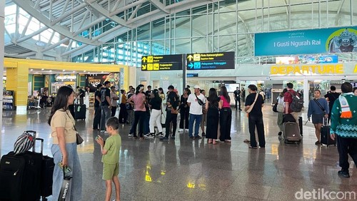 Keramaian penumpang di terminal internasional Bandara Internasional I Gusti Ngurah Rai, Selasa (8/7/2025).