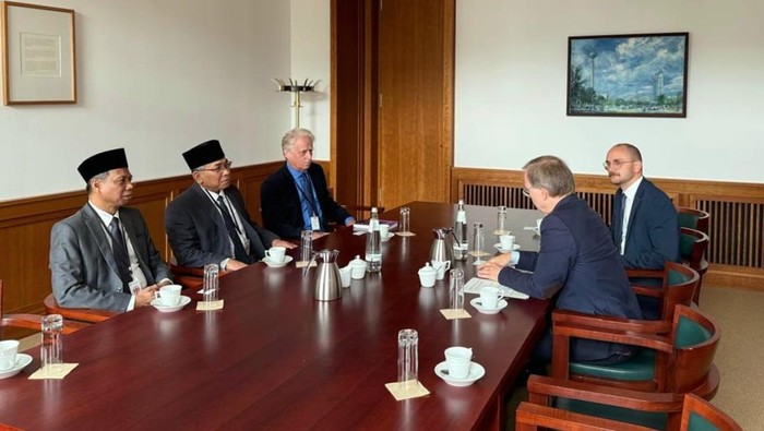Ketum PBNU, KH Yahya Cholil Staquf (Gus Yahya) bertemu dengan pejabat tinggi Pemerintah Jerman, Thomas Rachel, di Kantor Kementerian Luar Negeri Jerman, Berlin, Selasa, (7/7/2025).