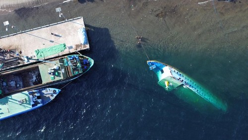 KM Arkona tenggelam di Pelabuhan Terong, Flores Timur, NTT, Senin (7/7/2025).
