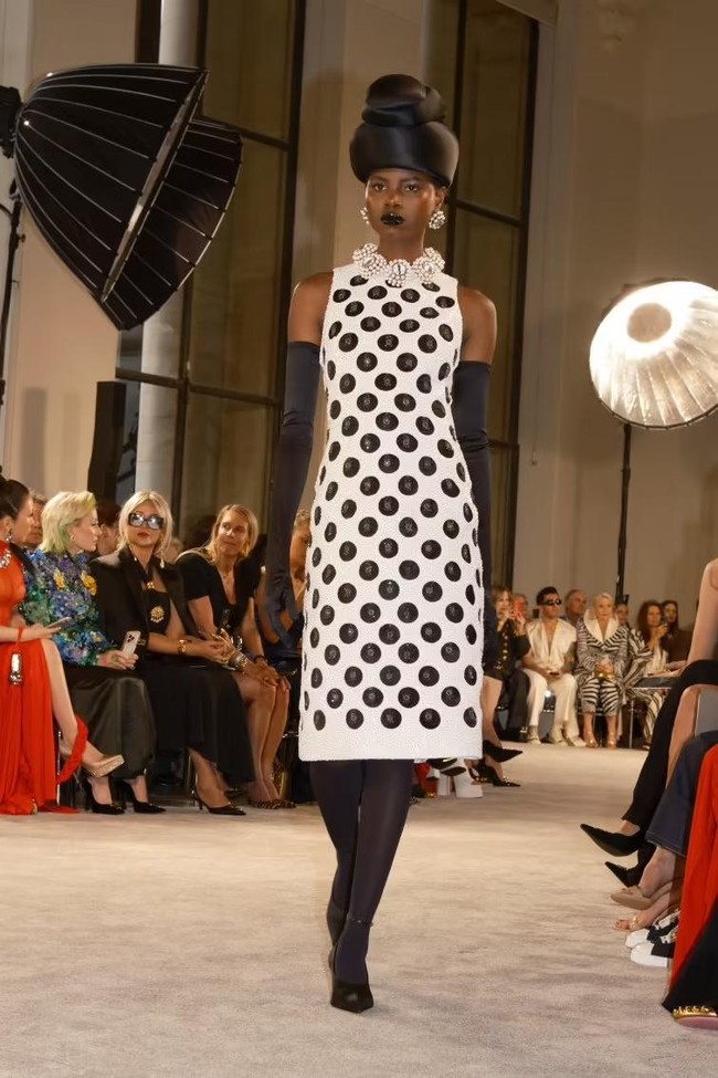 Dengan meminjam gaya vintage seperti topi pillbox, jas rok tahun 30-an, serta sentuhan bordir matador, Roseberry menciptakan dunia alternatif tempat nostalgia bertemu eksperimen modern. Foto: Dok. Schiaparelli