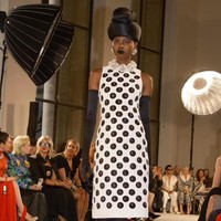 Dengan meminjam gaya vintage seperti topi pillbox, jas rok tahun 30-an, serta sentuhan bordir matador, Roseberry menciptakan dunia alternatif tempat nostalgia bertemu eksperimen modern. Foto: Dok. Schiaparelli