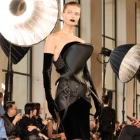 Roseberry membiarkan potongan kain mengikuti lekuk tubuh secara alami menunjukkan bahwa ketegangan bisa hadir melalui detail subtil, bukan sekadar dramatisasi ekstrem. (Foto: Dok. Schiaparelli)
