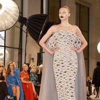 Roseberry kembali memperlihatkan obsesinya terhadap anatomi tubuh. Mata, hidung, hingga anggota tubuh lain telah lama menjadi motif khas rumah mode ini. (Foto: Dok. Schiaparelli)